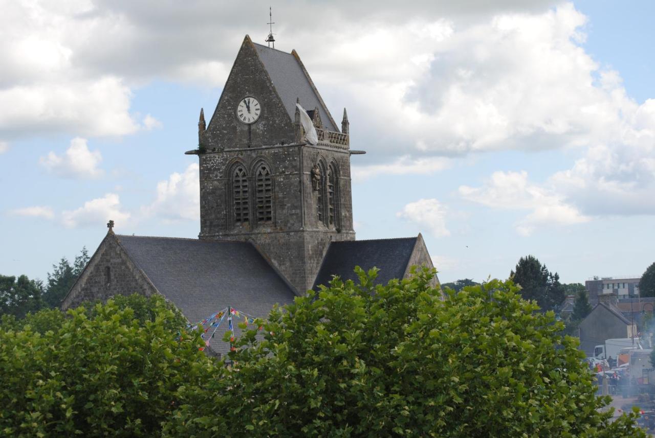 De La Place De L'eglise Sainte-Mere-Eglise