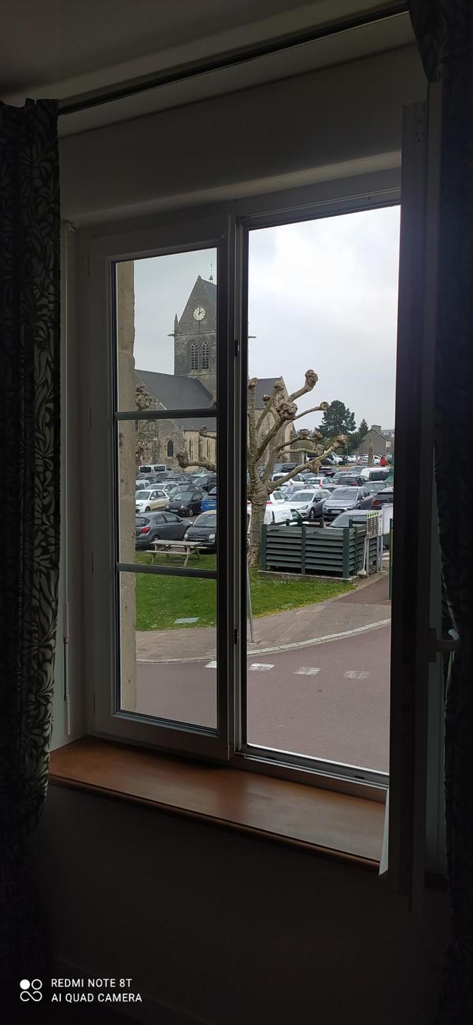 De La Place De L'eglise * Sainte-Mere-Eglise